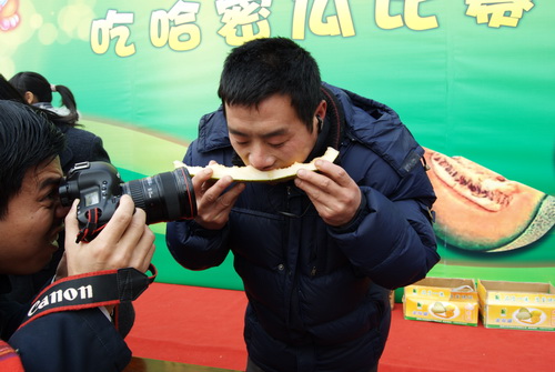 2011 年華亭鎮新春鬧元宵活動-吃哈密瓜比賽(圖六)