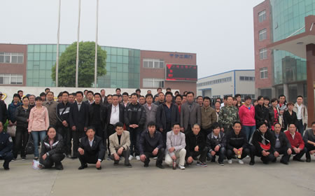 上海滬工閥門廠員工出發前在滬工廠門前合影