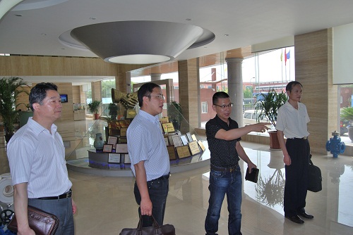 中共嘉定區(qū)委統(tǒng)戰(zhàn)部副部長、區(qū)統(tǒng)戰(zhàn)部機(jī)關(guān)黨總支書記甘永康同志在上海滬工閥門廠視察工作(圖 3)