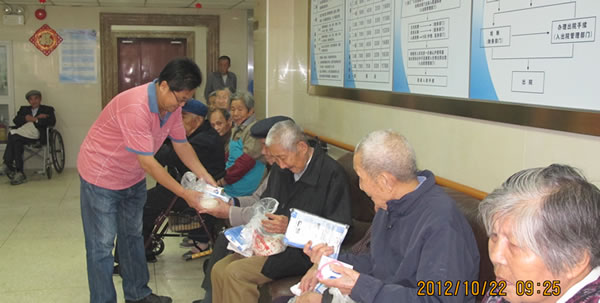 上海滬工閥門廠(集團(tuán))有限公司工會主席林銀華同志為華亭敬老院的老人們發(fā)放節(jié)日禮品