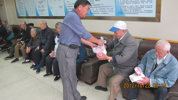 上海滬工閥門廠(集團(tuán))有限公司黨支部成員褚德祥同志為華亭敬老院的老人們發(fā)放節(jié)日禮品