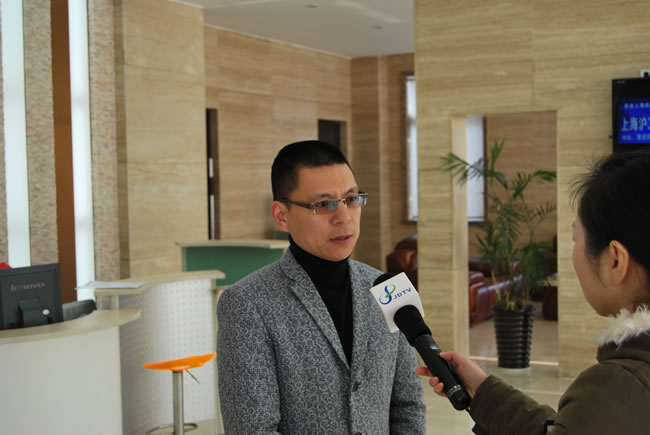 楊猛接受嘉定區(qū)電視臺記者采訪