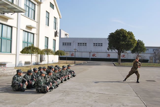 在訓練基地里開展訓練圖(5)