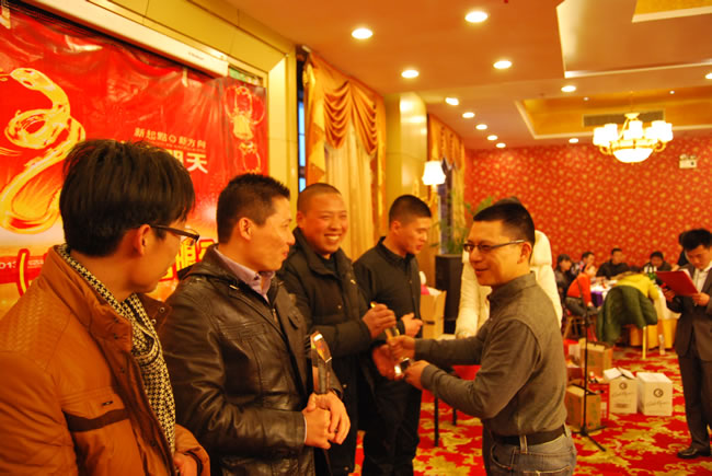 楊猛為滬工2013運動會團體獎獲得者頒獎