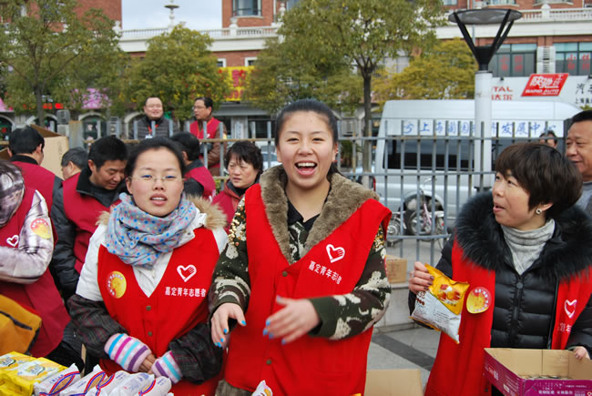 公司志愿者在進(jìn)行慈善義賣活動(dòng)