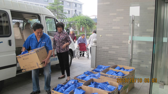 慰問禮品在敬老院卸車
