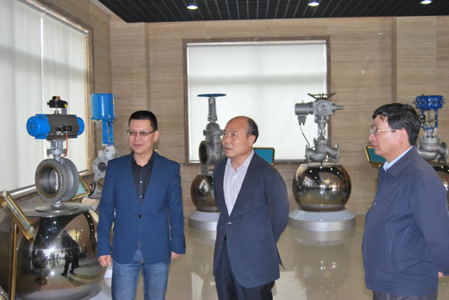 朱建江副區(qū)長(zhǎng)、沈培新書記參觀滬工產(chǎn)品展示廳