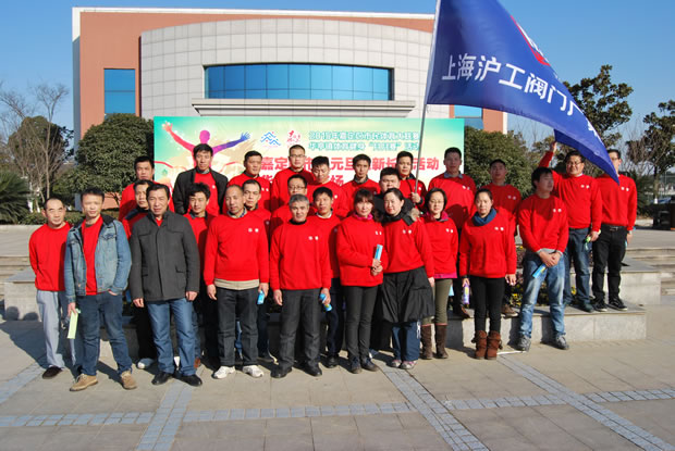 活動(dòng)結(jié)束后部分員工在華亭鎮(zhèn)社區(qū)文化活動(dòng)中心活動(dòng)現(xiàn)場(chǎng)合影