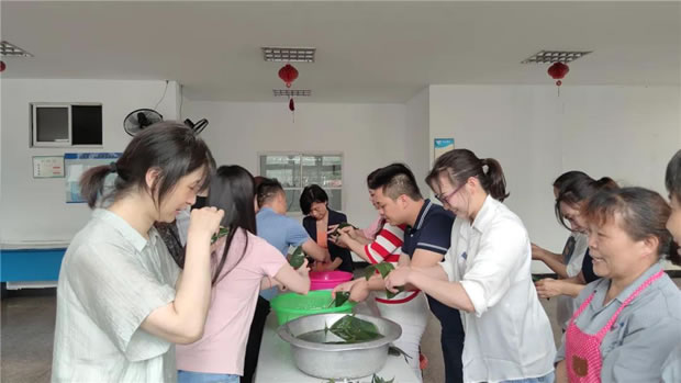 2021年上海滬工閥門廠端午節包粽子活動(圖5)